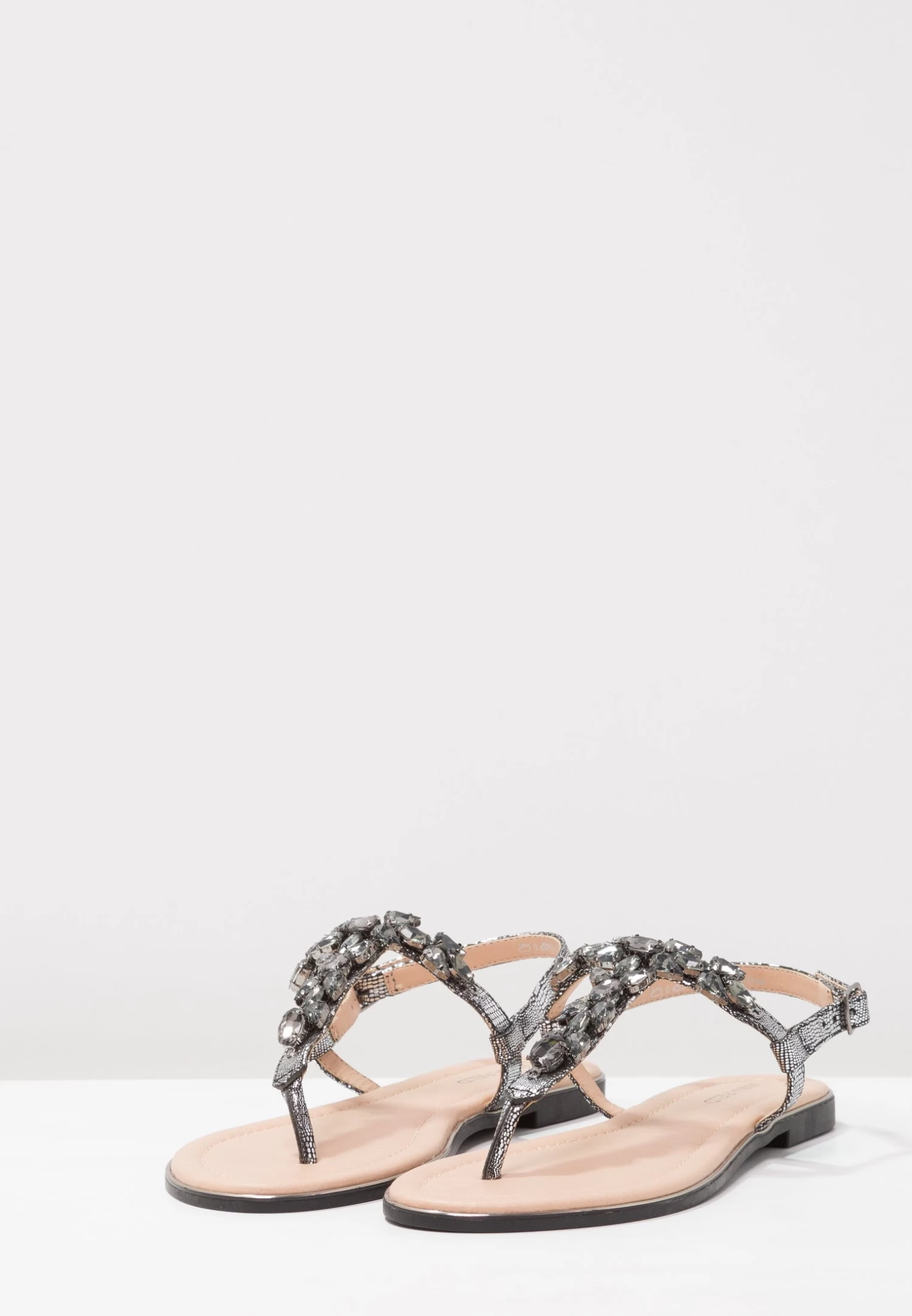 Anna Field Tongs - Dark Gray 4 Anna Field Tongs - Dark Gray – Image 4